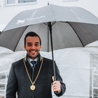 Bürgermeister Leibold mit Regenschirm