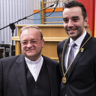 Johannes Leibold mit Pfarrer Dr. Damian Samulski